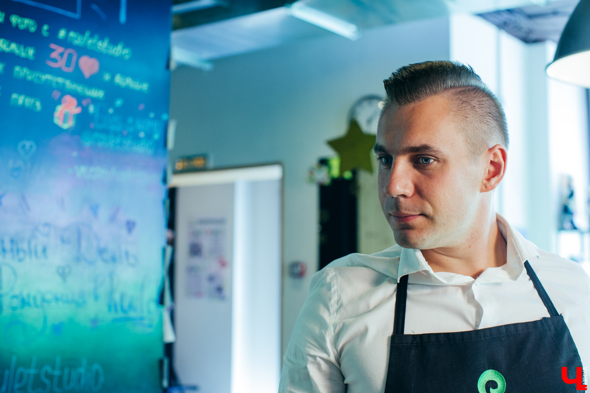 Бизнес-эксперт Алексей Караулов и шеф студии Roulet Дмитрий Орловский приготовили домашнюю версию острого тайского супа с креветками - том кха кунг