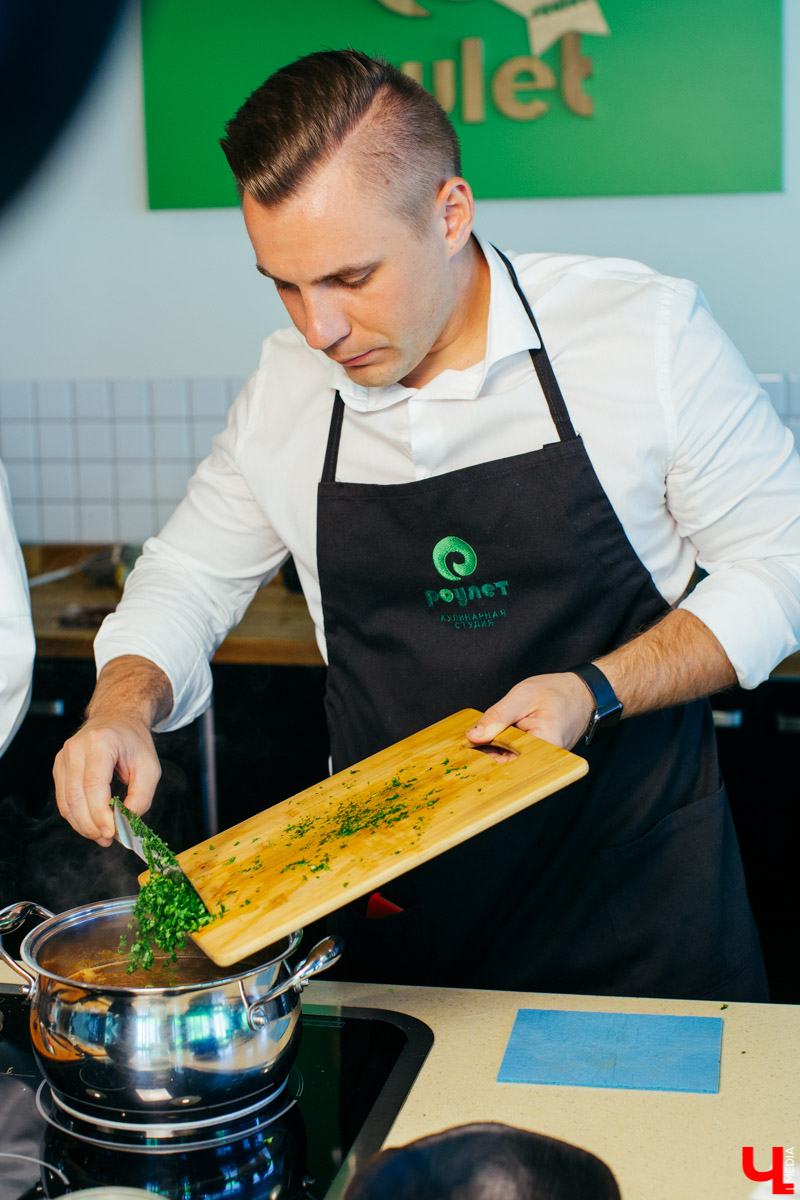 Бизнес-эксперт Алексей Караулов и шеф студии Roulet Дмитрий Орловский приготовили домашнюю версию острого тайского супа с креветками - том кха кунг