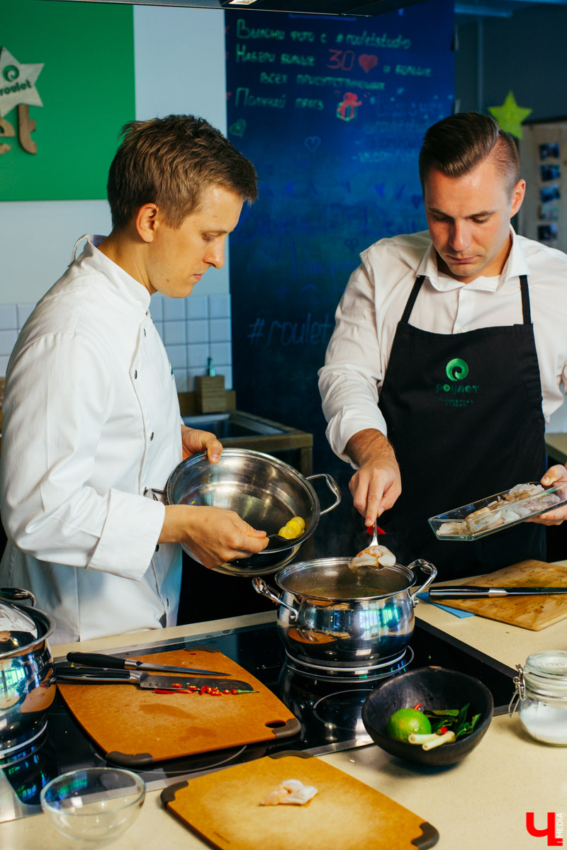 Бизнес-эксперт Алексей Караулов и шеф студии Roulet Дмитрий Орловский приготовили домашнюю версию острого тайского супа с креветками - том кха кунг