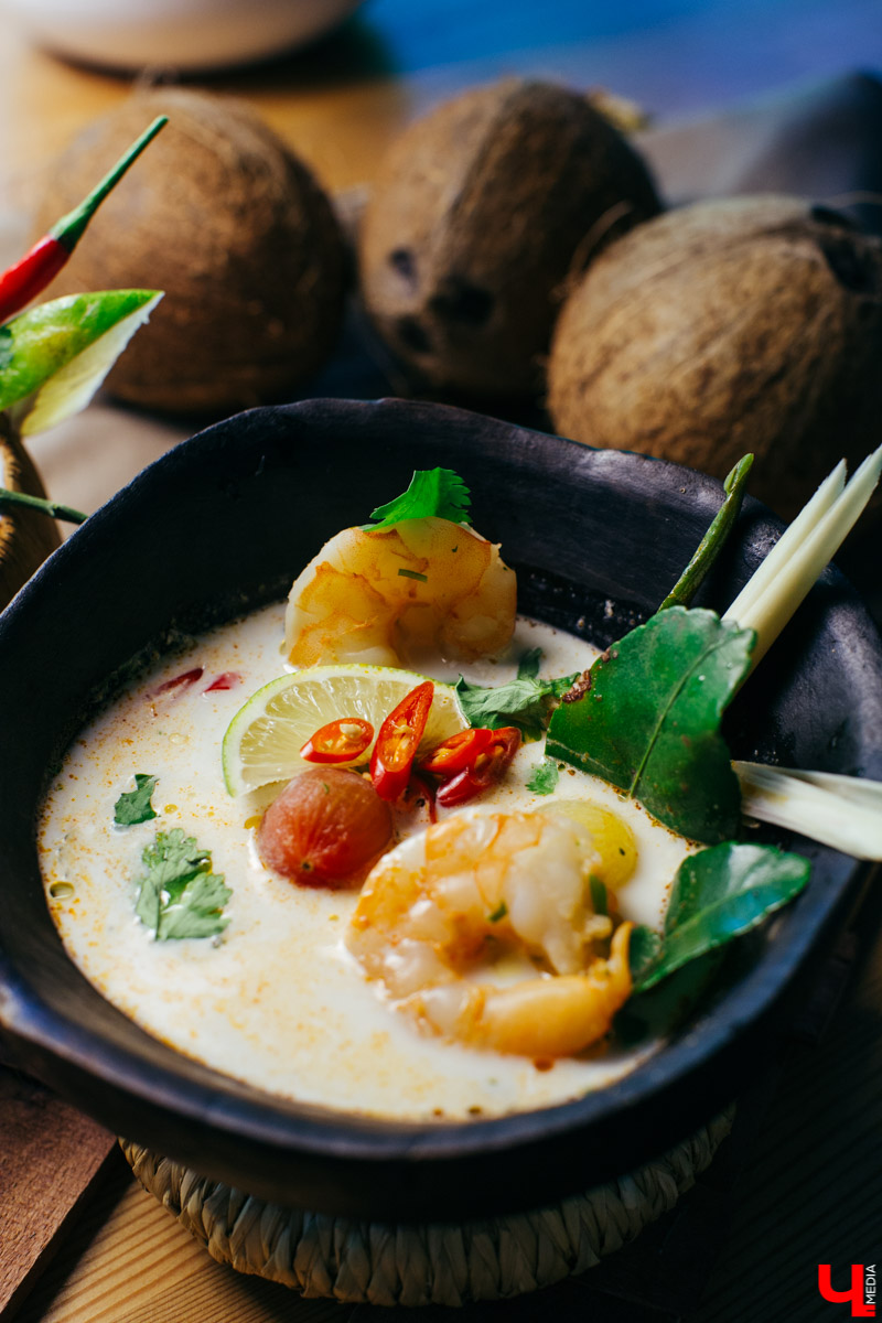 Бизнес-эксперт Алексей Караулов и шеф студии Roulet Дмитрий Орловский приготовили домашнюю версию острого тайского супа с креветками - том кха кунг