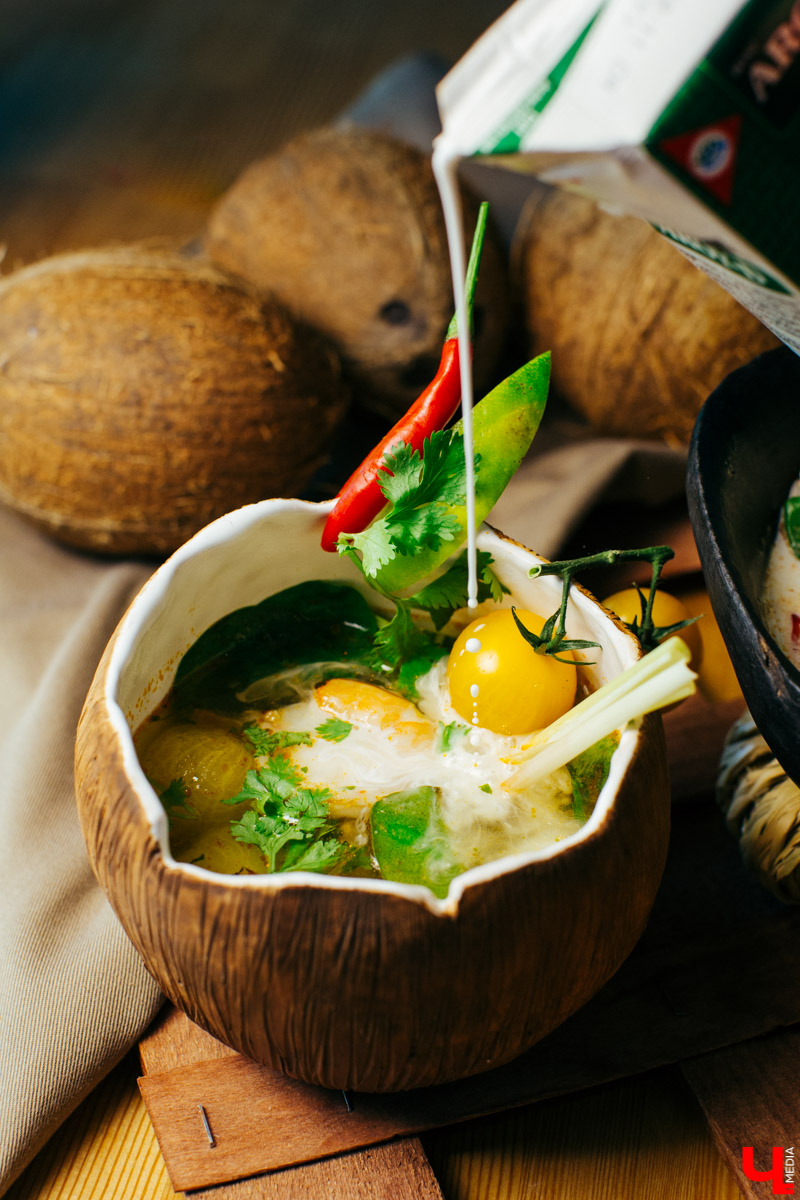 Семья Орловских испекла “Медовик” с владимирским крыжовником и экобананами из Эквадора.