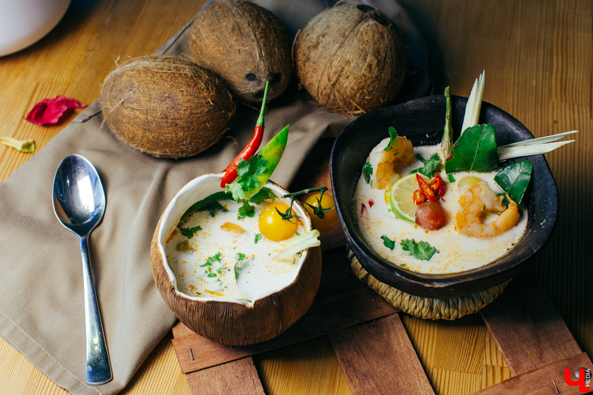 Бизнес-эксперт Алексей Караулов и шеф студии Roulet Дмитрий Орловский приготовили домашнюю версию острого тайского супа с креветками - том кха кунг