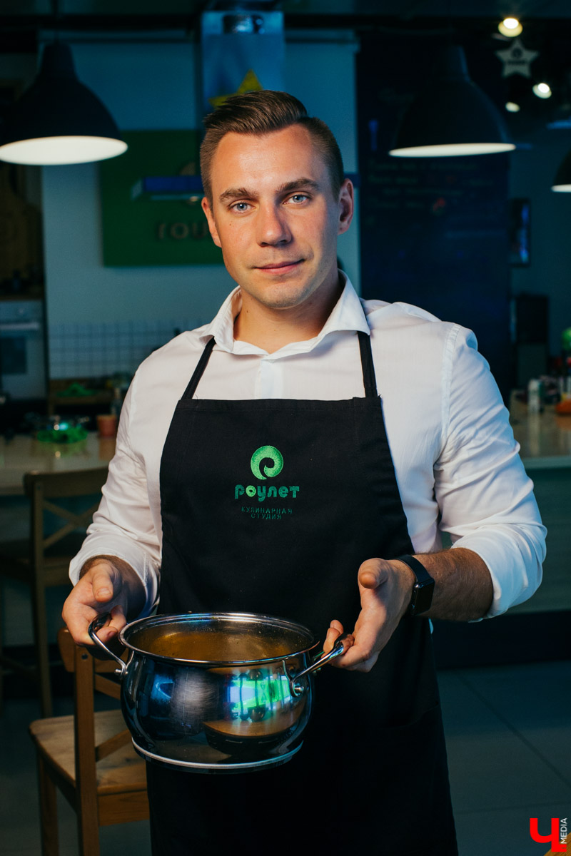 Бизнес-эксперт Алексей Караулов и шеф студии Roulet Дмитрий Орловский приготовили домашнюю версию острого тайского супа с креветками - том кха кунг