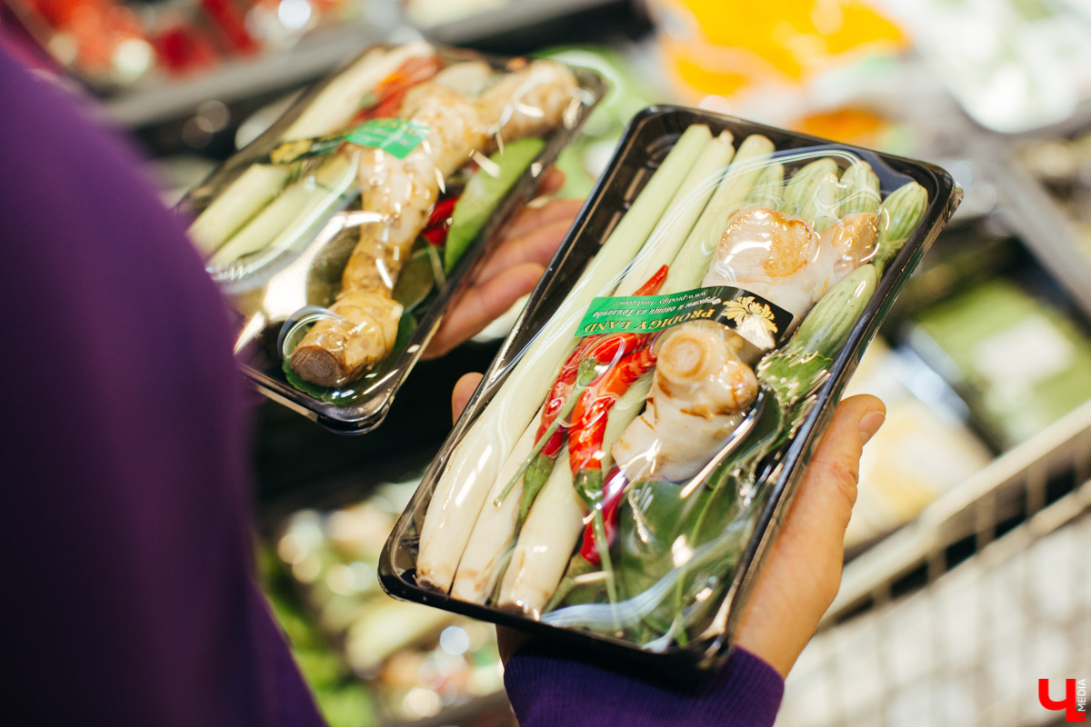 Бизнес-эксперт Алексей Караулов и шеф студии Roulet Дмитрий Орловский приготовили домашнюю версию острого тайского супа с креветками - том кха кунг