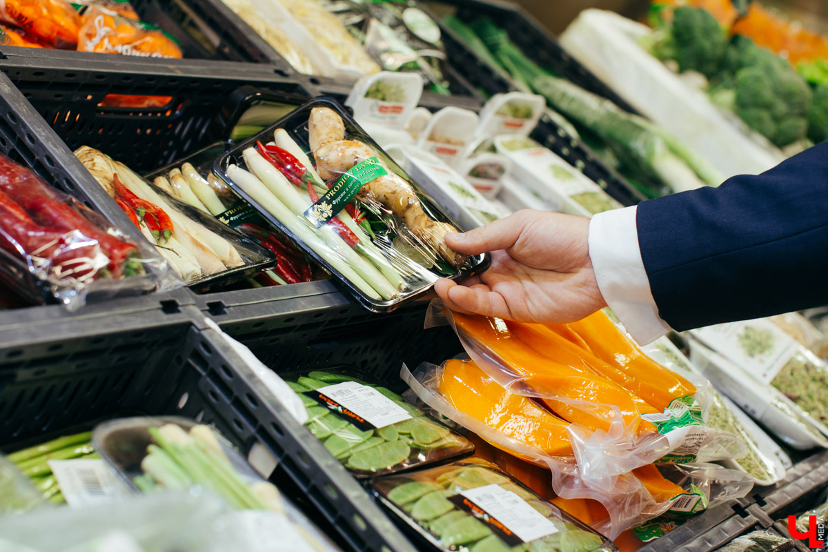 Бизнес-эксперт Алексей Караулов и шеф студии Roulet Дмитрий Орловский приготовили домашнюю версию острого тайского супа с креветками - том кха кунг