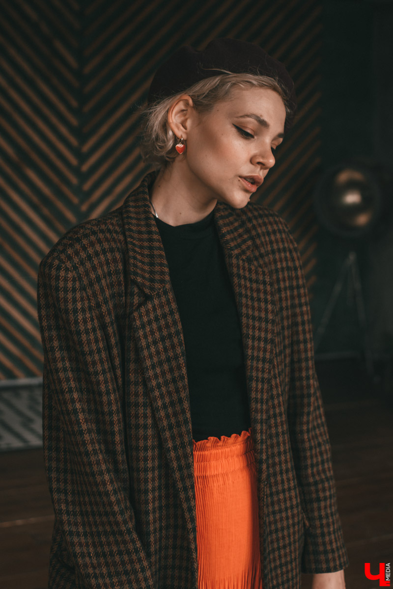 Наша рубрика про жителей города, которые знают толк в моде, сегодня пополнится еще одной девушкой - стилистом Софией Кожевниковой. Она любит красиво и необычно одеваться, а также обожает винтаж и эпатаж. Вот три повседневных look`а от Софии