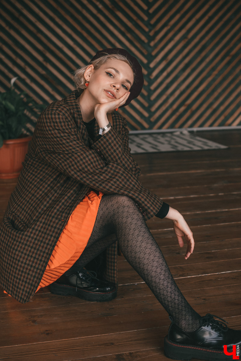 Наша рубрика про жителей города, которые знают толк в моде, сегодня пополнится еще одной девушкой - стилистом Софией Кожевниковой. Она любит красиво и необычно одеваться, а также обожает винтаж и эпатаж. Вот три повседневных look`а от Софии