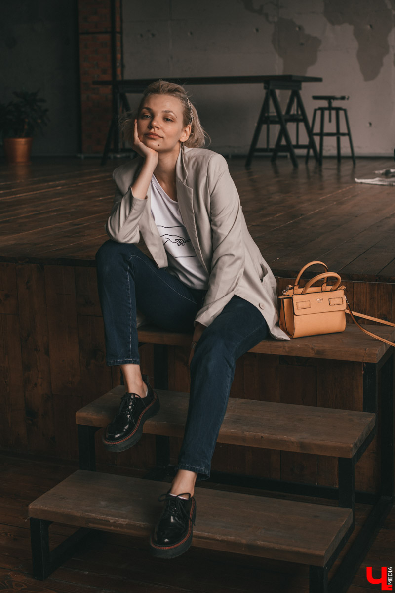 Наша рубрика про жителей города, которые знают толк в моде, сегодня пополнится еще одной девушкой - стилистом Софией Кожевниковой. Она любит красиво и необычно одеваться, а также обожает винтаж и эпатаж. Вот три повседневных look`а от Софии