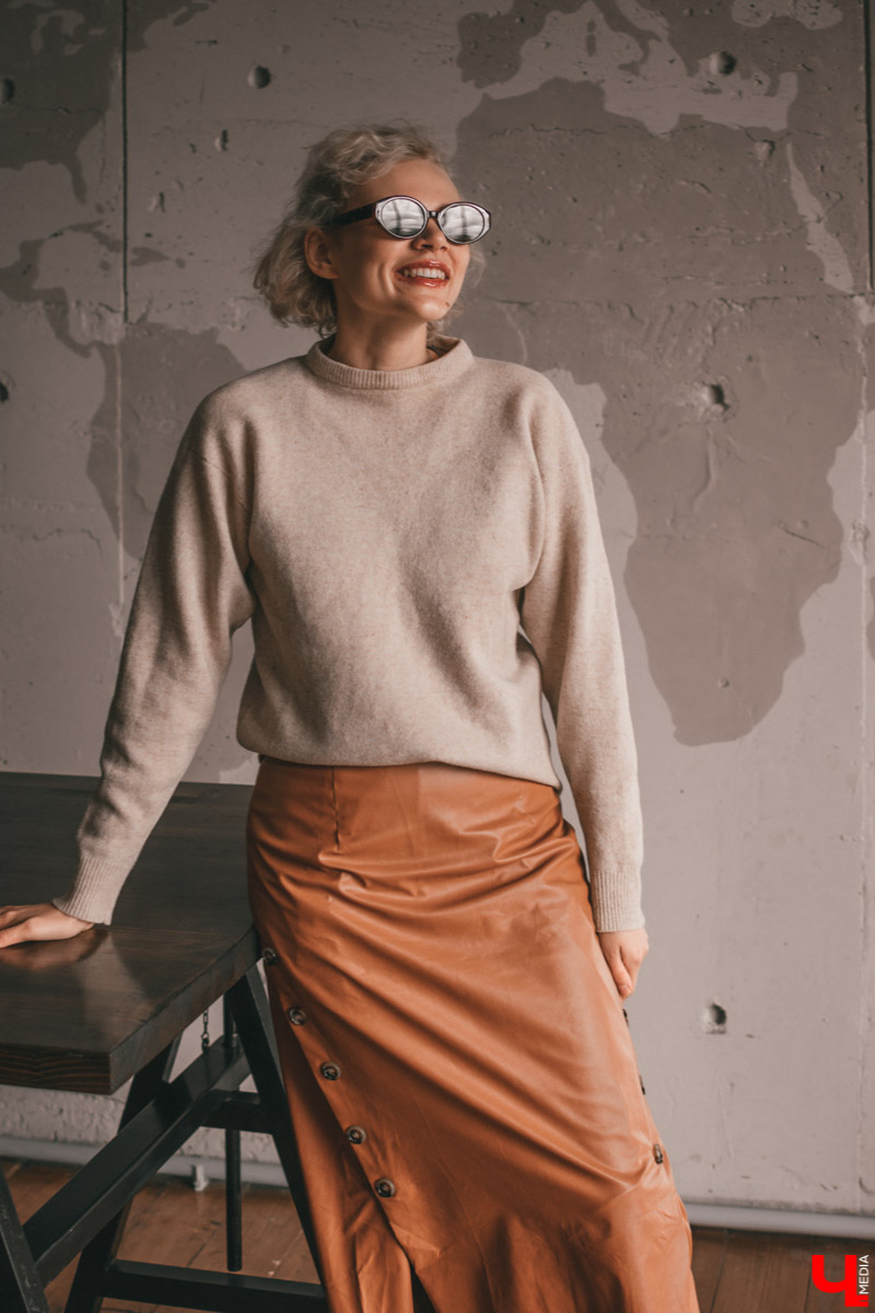 Наша рубрика про жителей города, которые знают толк в моде, сегодня пополнится еще одной девушкой - стилистом Софией Кожевниковой. Она любит красиво и необычно одеваться, а также обожает винтаж и эпатаж. Вот три повседневных look`а от Софии