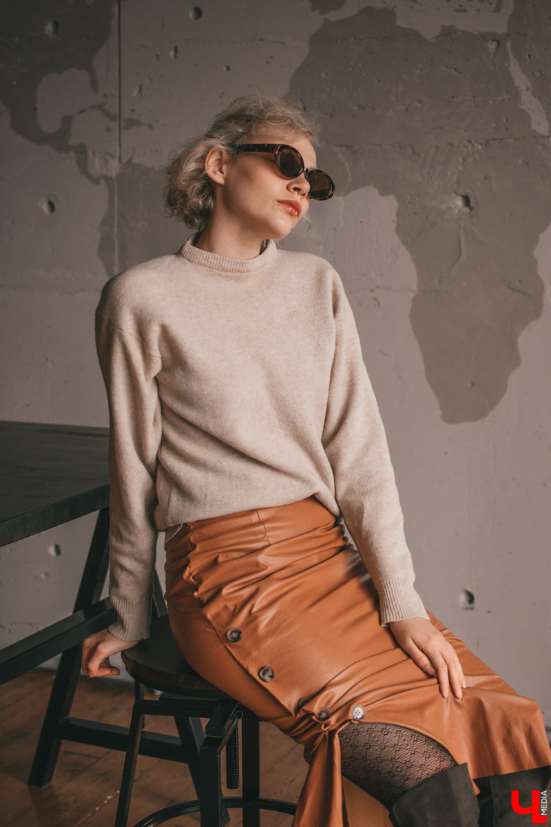 Наша рубрика про жителей города, которые знают толк в моде, сегодня пополнится еще одной девушкой - стилистом Софией Кожевниковой. Она любит красиво и необычно одеваться, а также обожает винтаж и эпатаж. Вот три повседневных look`а от Софии