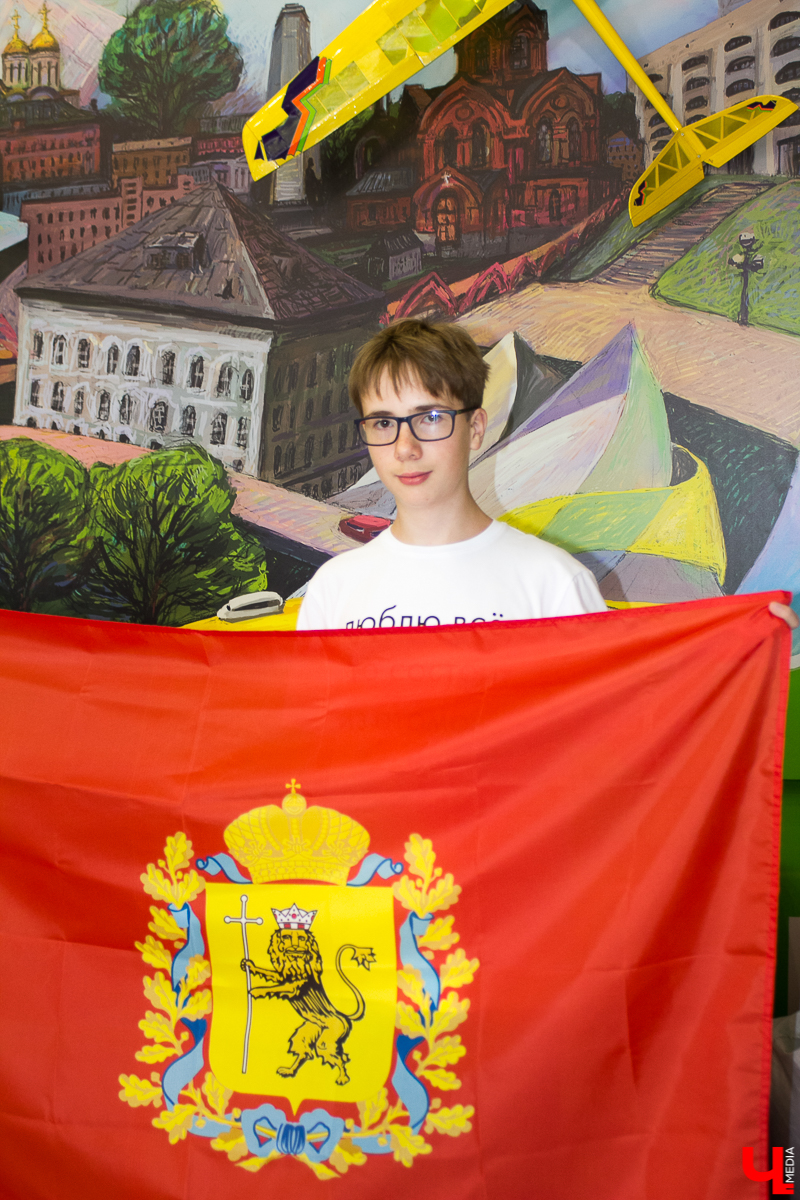 Северный полюс — верхушка планеты! Кто не мечтал побывать там? И 12-летнему Льву Киндееву из Владимира удастся увидеть не только белых медведей и архипелаг Земля Франца-Иосифа, но и познакомиться с работой атомного ледокола, а также пообщаться с известными медийными персонами