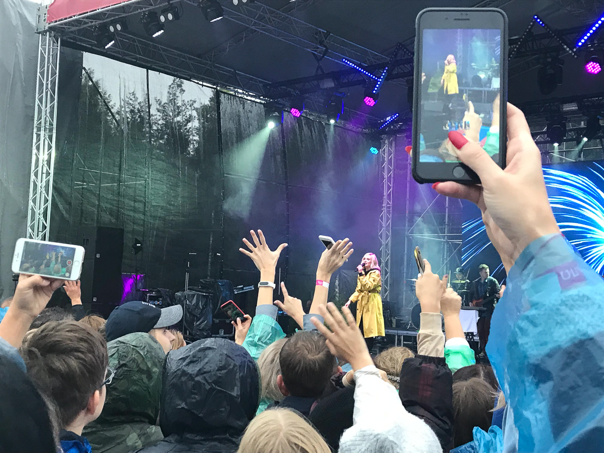 В минувшие выходные на территории аэропорта Доброград прошли выступления сразу трех именитых артистов - Полины Гагариной, Натана и Назимы. Мы побывали на всех этих концертах и теперь готовы поделиться с вами своими впечатлениями