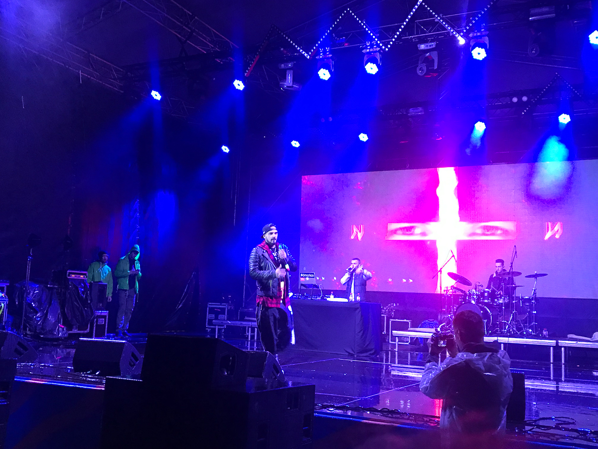 В минувшие выходные на территории аэропорта Доброград прошли выступления сразу трех именитых артистов - Полины Гагариной, Натана и Назимы. Мы побывали на всех этих концертах и теперь готовы поделиться с вами своими впечатлениями