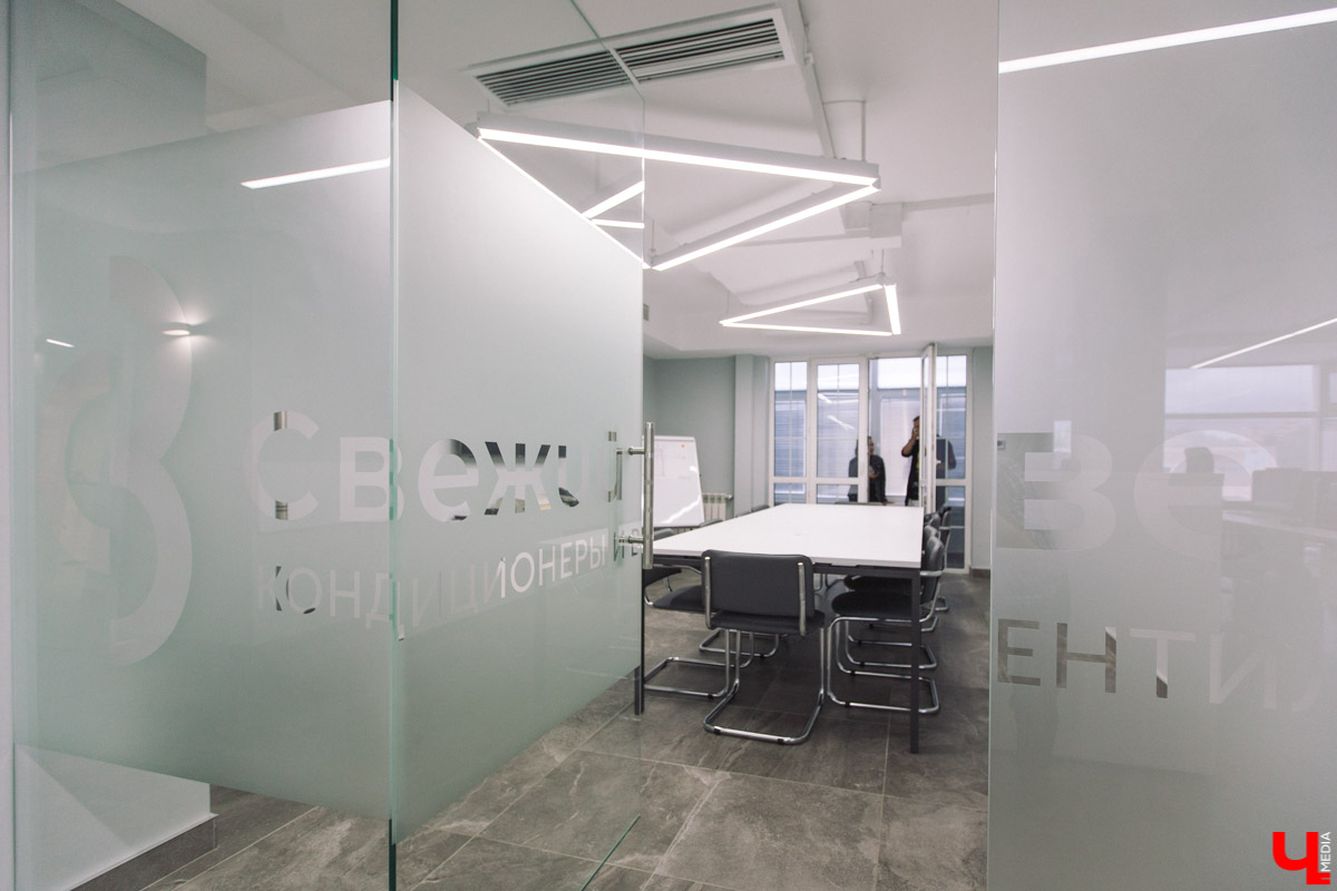 Современный просторный офис - не часто увидишь такой в нашем городе. Однако на смену душным каморкам все же приходят помещения с окнами в пол, где всегда много свободного места и дневного света