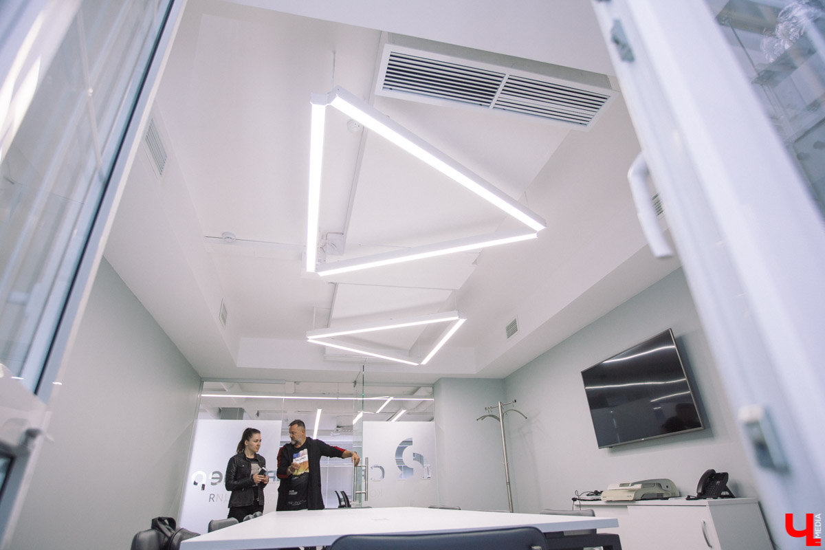 Современный просторный офис - не часто увидишь такой в нашем городе. Однако на смену душным каморкам все же приходят помещения с окнами в пол, где всегда много свободного места и дневного света