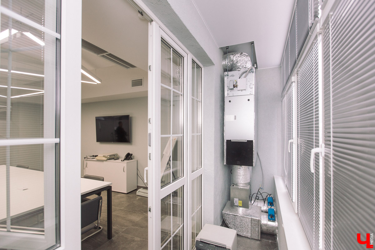 Современный просторный офис - не часто увидишь такой в нашем городе. Однако на смену душным каморкам все же приходят помещения с окнами в пол, где всегда много свободного места и дневного света