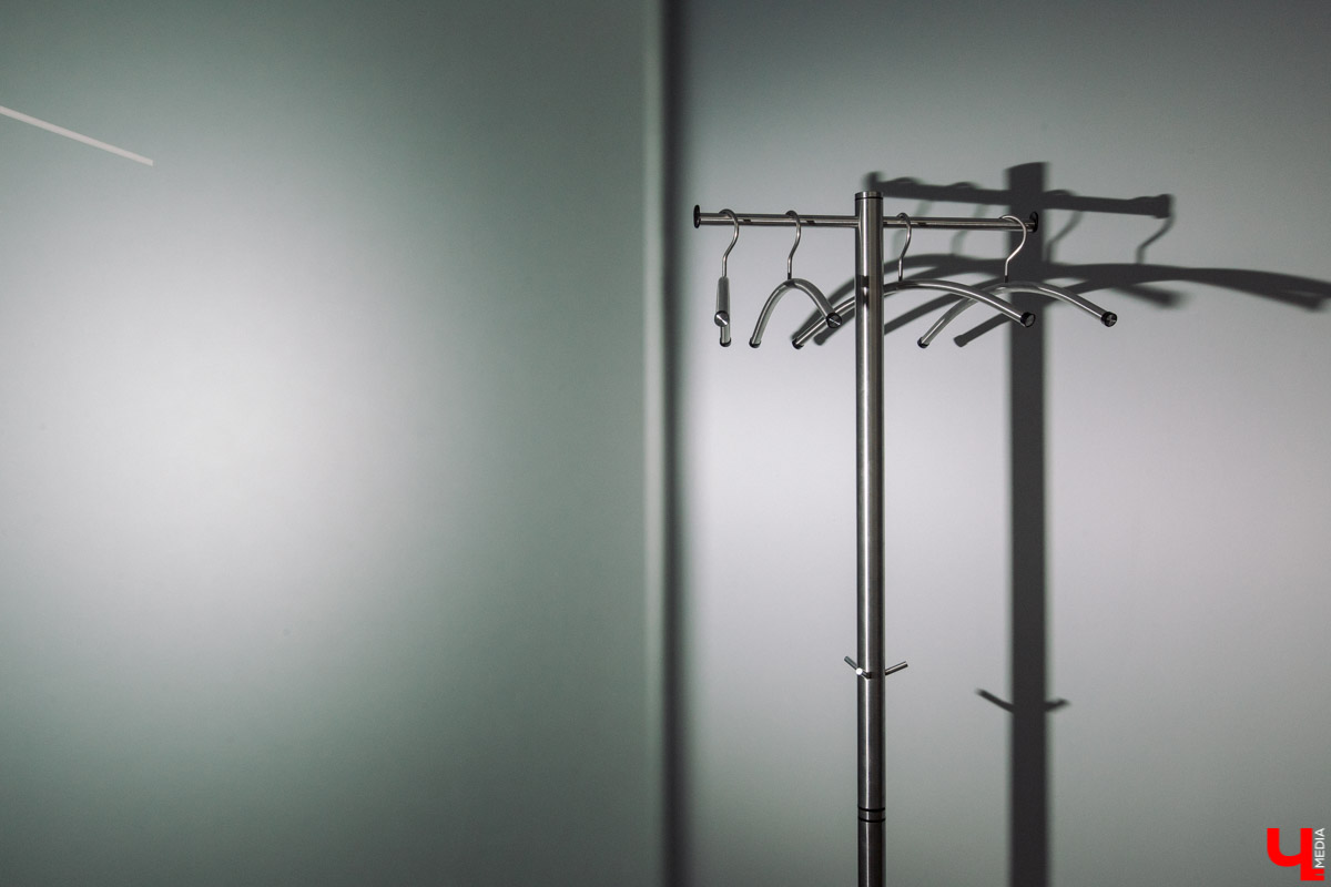 Современный просторный офис - не часто увидишь такой в нашем городе. Однако на смену душным каморкам все же приходят помещения с окнами в пол, где всегда много свободного места и дневного света