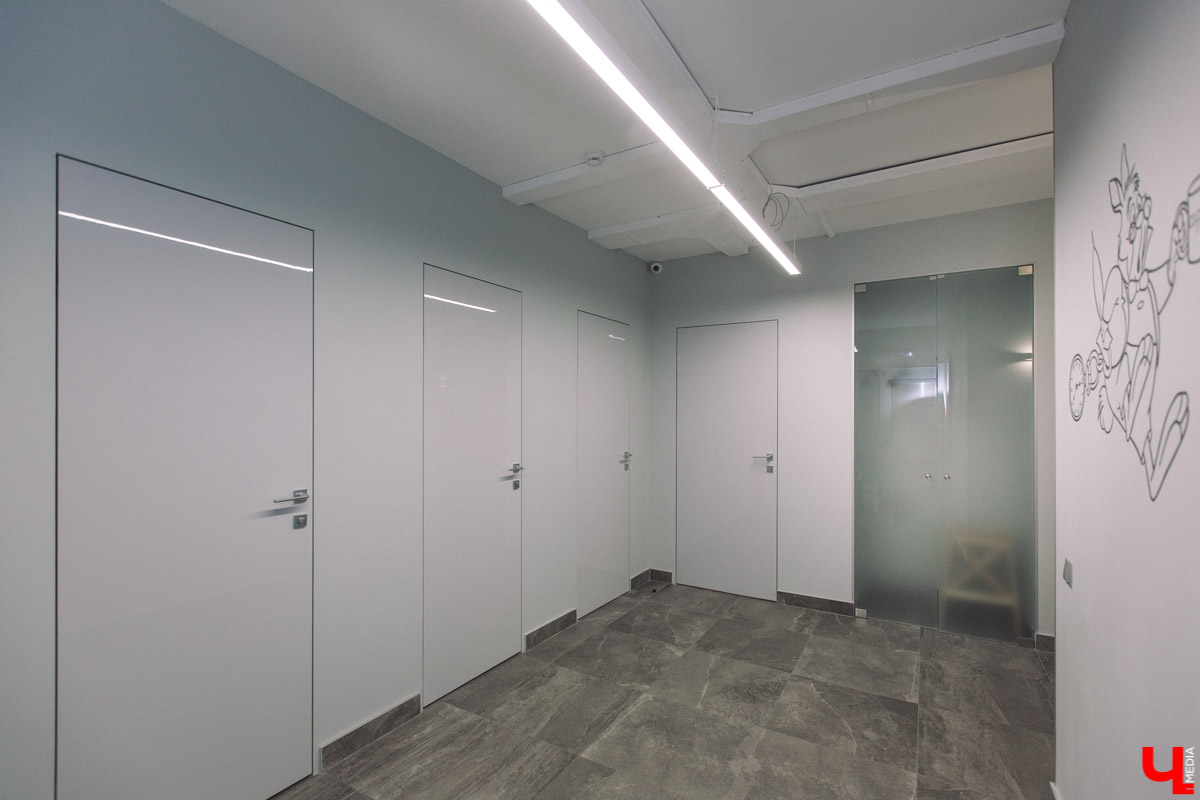 Современный просторный офис - не часто увидишь такой в нашем городе. Однако на смену душным каморкам все же приходят помещения с окнами в пол, где всегда много свободного места и дневного света