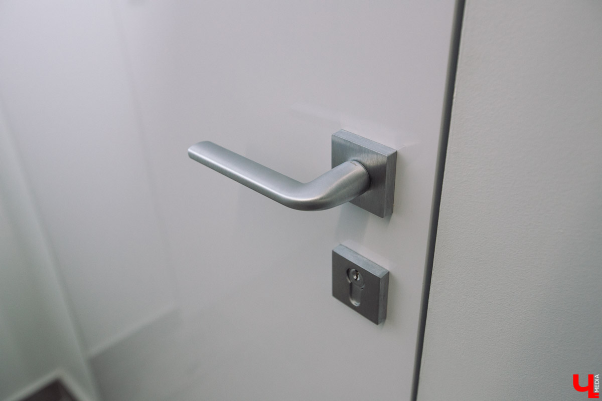 Современный просторный офис - не часто увидишь такой в нашем городе. Однако на смену душным каморкам все же приходят помещения с окнами в пол, где всегда много свободного места и дневного света