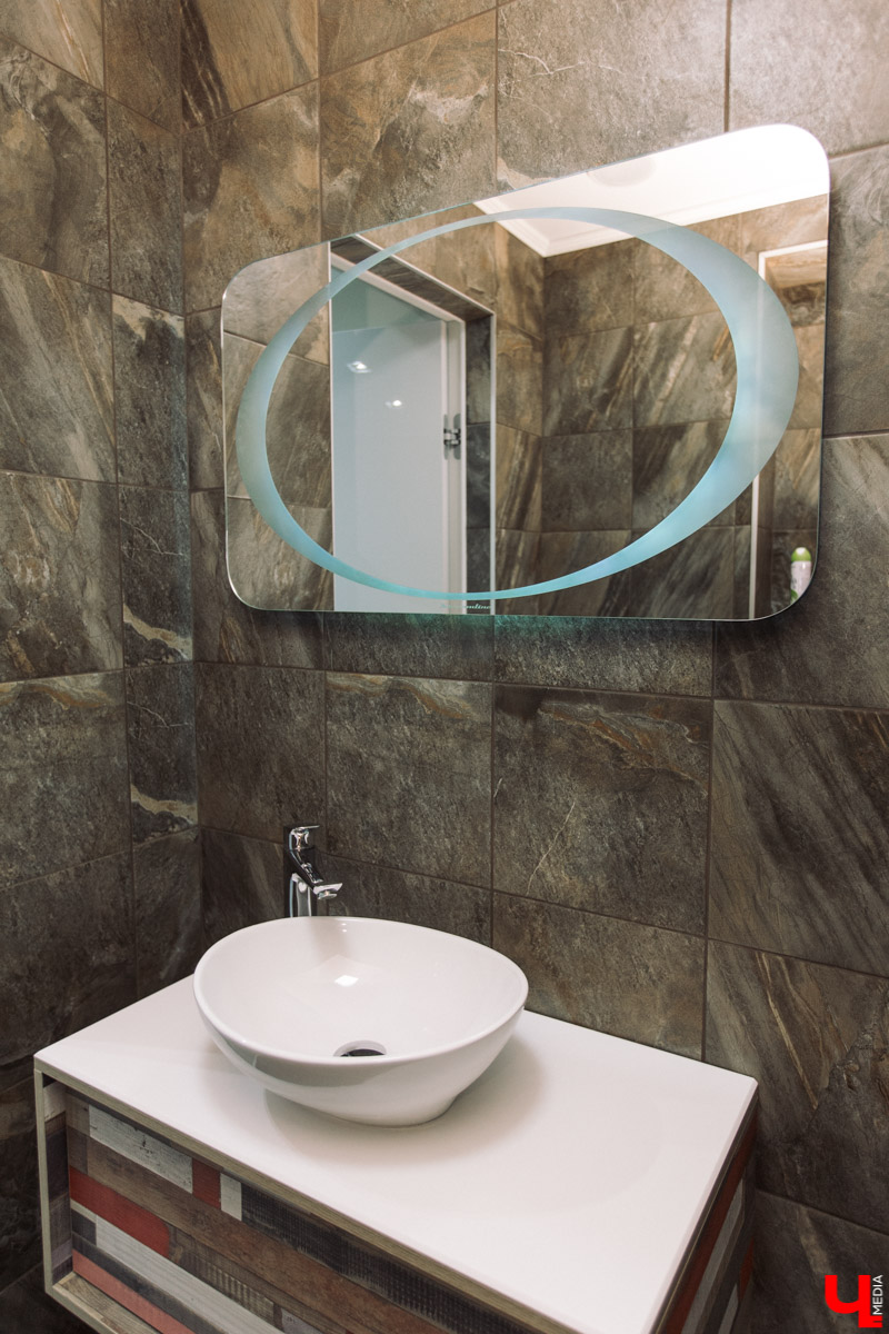 Современный просторный офис - не часто увидишь такой в нашем городе. Однако на смену душным каморкам все же приходят помещения с окнами в пол, где всегда много свободного места и дневного света