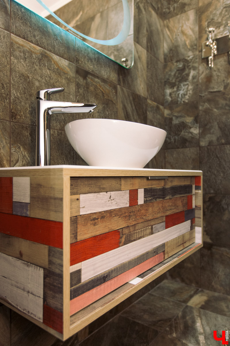 Современный просторный офис - не часто увидишь такой в нашем городе. Однако на смену душным каморкам все же приходят помещения с окнами в пол, где всегда много свободного места и дневного света