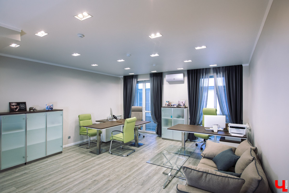 Современный просторный офис - не часто увидишь такой в нашем городе. Однако на смену душным каморкам все же приходят помещения с окнами в пол, где всегда много свободного места и дневного света