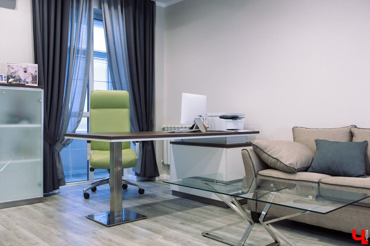 Современный просторный офис - не часто увидишь такой в нашем городе. Однако на смену душным каморкам все же приходят помещения с окнами в пол, где всегда много свободного места и дневного света