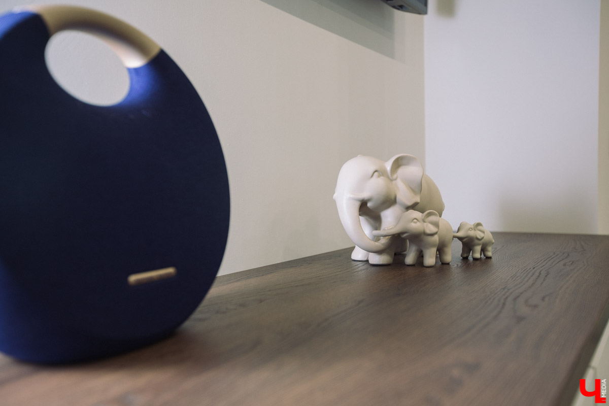 Современный просторный офис - не часто увидишь такой в нашем городе. Однако на смену душным каморкам все же приходят помещения с окнами в пол, где всегда много свободного места и дневного света