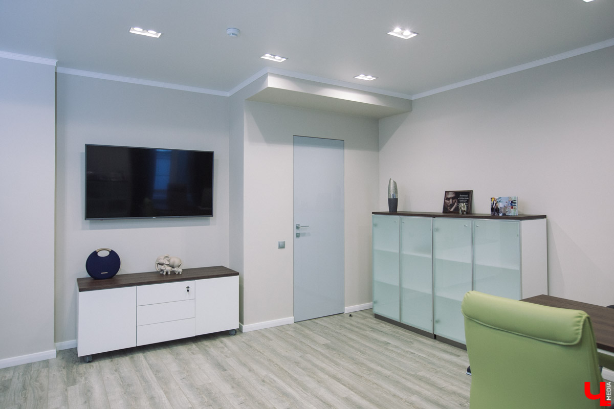 Современный просторный офис - не часто увидишь такой в нашем городе. Однако на смену душным каморкам все же приходят помещения с окнами в пол, где всегда много свободного места и дневного света