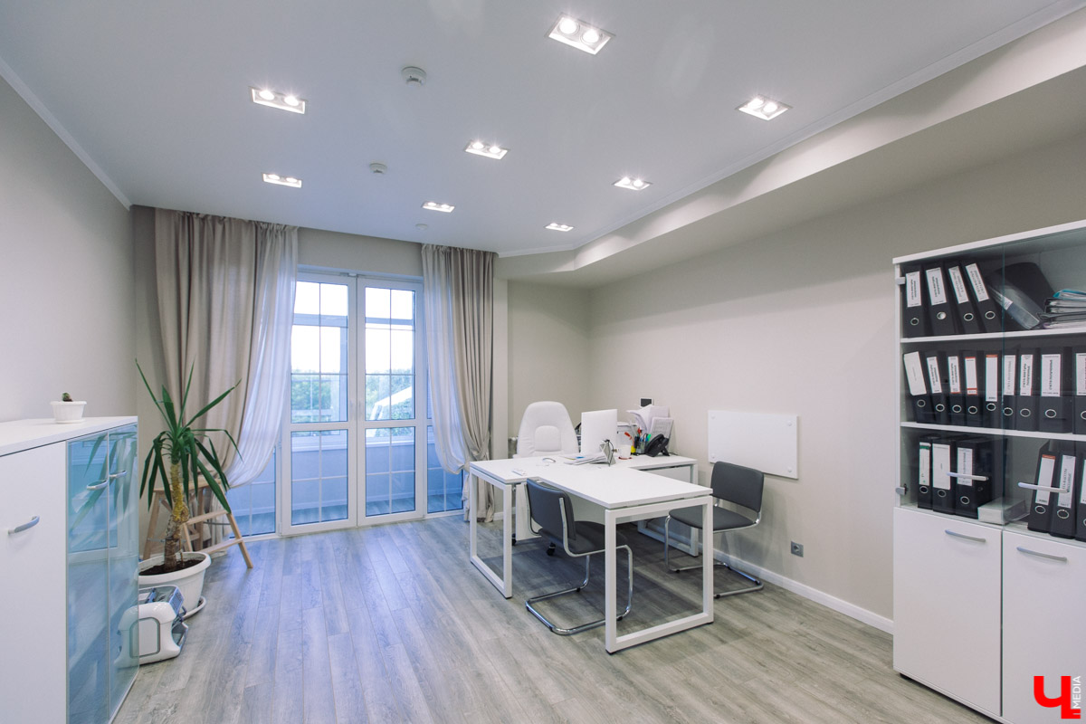 Современный просторный офис - не часто увидишь такой в нашем городе. Однако на смену душным каморкам все же приходят помещения с окнами в пол, где всегда много свободного места и дневного света