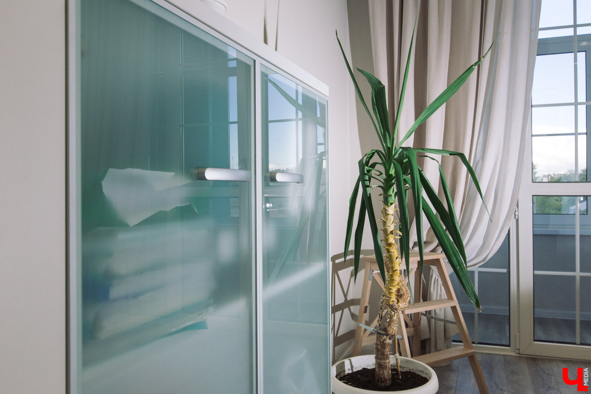 Современный просторный офис - не часто увидишь такой в нашем городе. Однако на смену душным каморкам все же приходят помещения с окнами в пол, где всегда много свободного места и дневного света