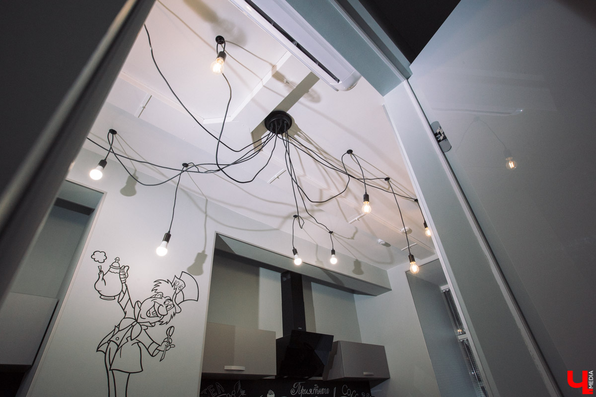 Современный просторный офис - не часто увидишь такой в нашем городе. Однако на смену душным каморкам все же приходят помещения с окнами в пол, где всегда много свободного места и дневного света