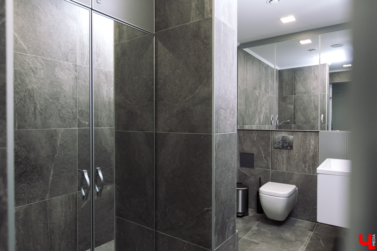 Современный просторный офис - не часто увидишь такой в нашем городе. Однако на смену душным каморкам все же приходят помещения с окнами в пол, где всегда много свободного места и дневного света