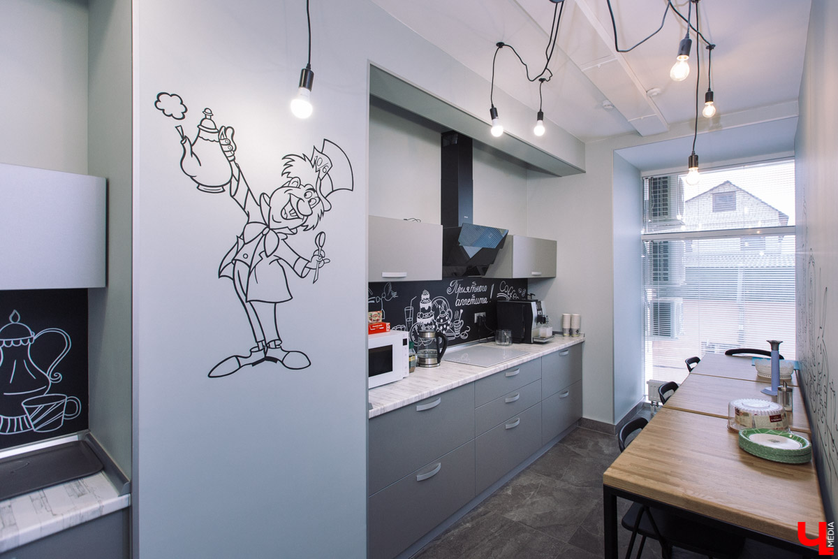 Современный просторный офис - не часто увидишь такой в нашем городе. Однако на смену душным каморкам все же приходят помещения с окнами в пол, где всегда много свободного места и дневного света