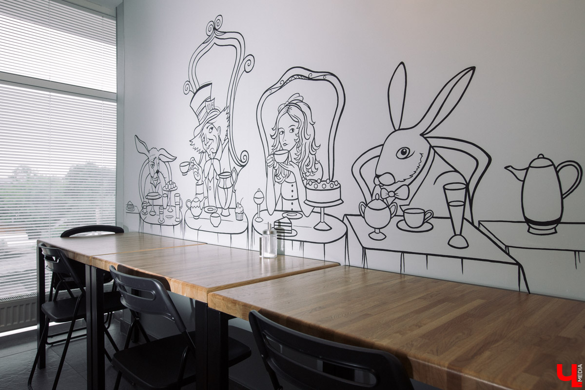 Современный просторный офис - не часто увидишь такой в нашем городе. Однако на смену душным каморкам все же приходят помещения с окнами в пол, где всегда много свободного места и дневного света