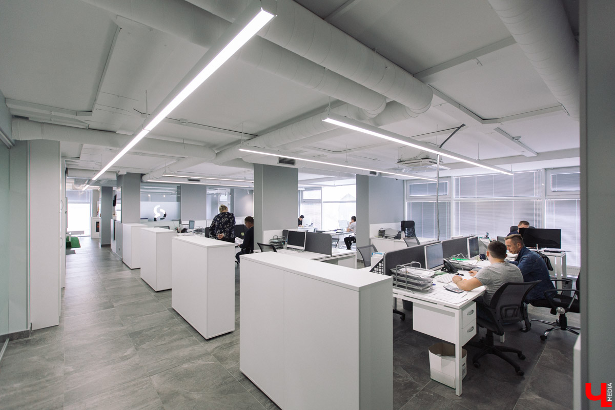 Современный просторный офис - не часто увидишь такой в нашем городе. Однако на смену душным каморкам все же приходят помещения с окнами в пол, где всегда много свободного места и дневного света