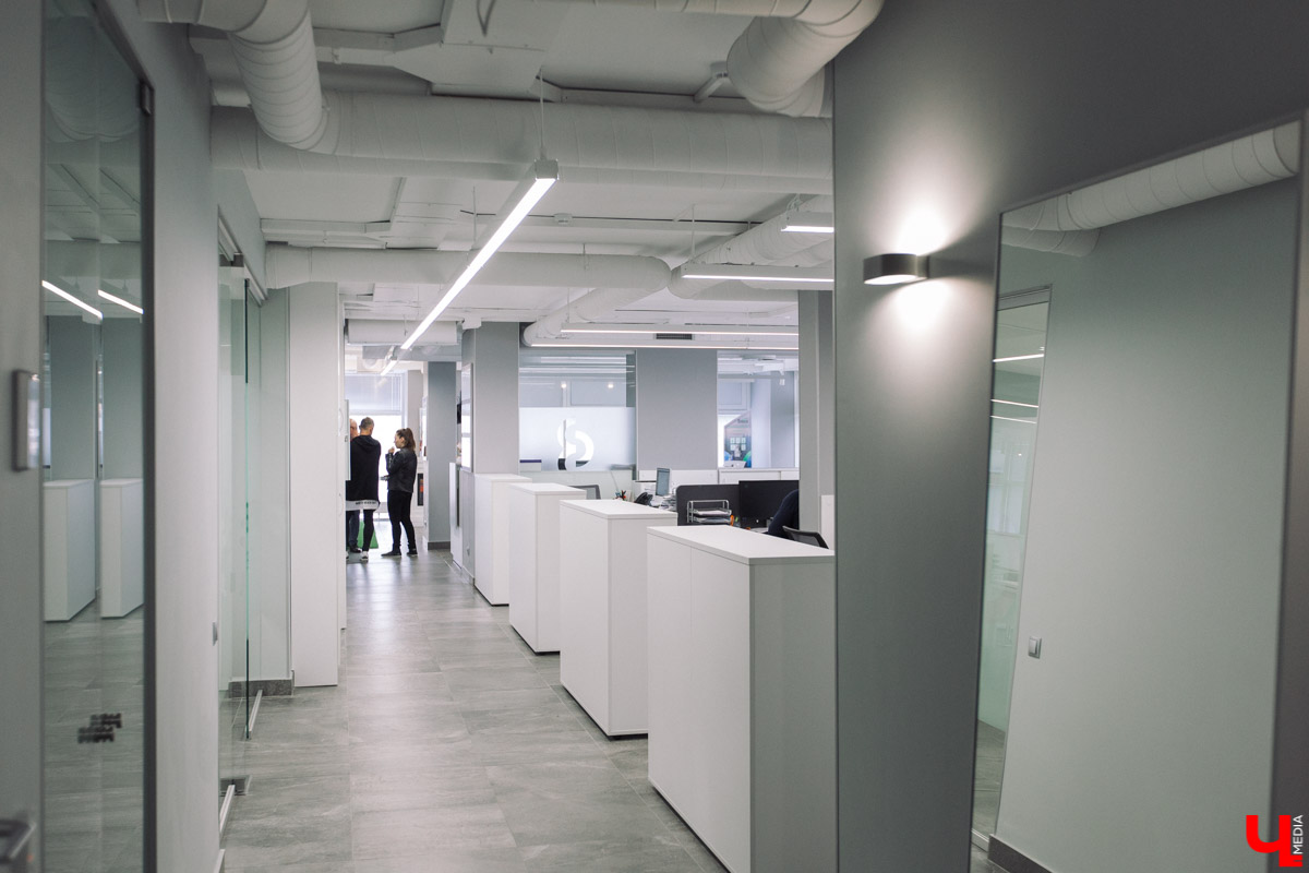 Современный просторный офис - не часто увидишь такой в нашем городе. Однако на смену душным каморкам все же приходят помещения с окнами в пол, где всегда много свободного места и дневного света