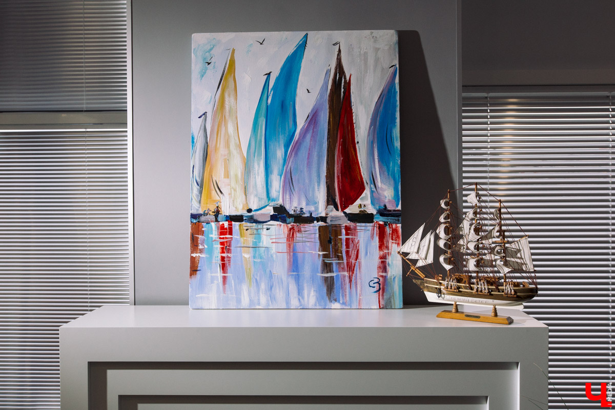 Современный просторный офис - не часто увидишь такой в нашем городе. Однако на смену душным каморкам все же приходят помещения с окнами в пол, где всегда много свободного места и дневного света