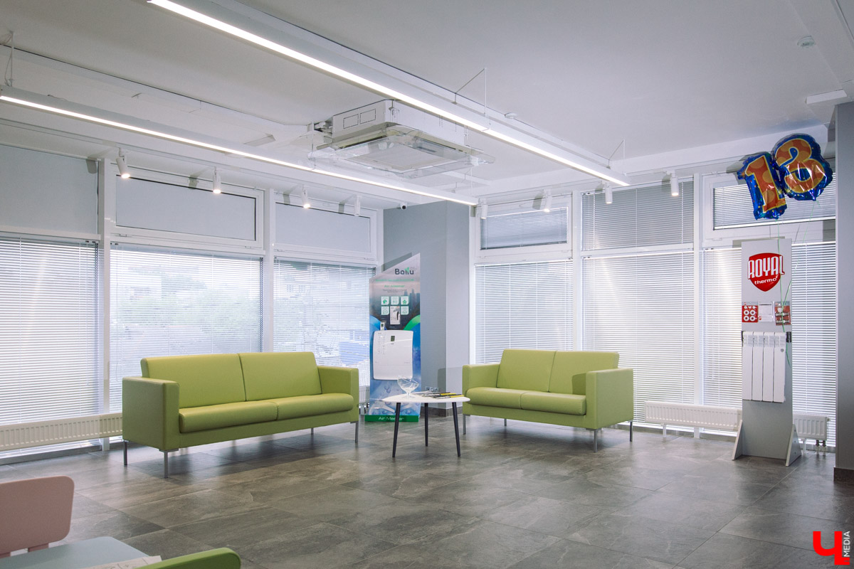 Современный просторный офис - не часто увидишь такой в нашем городе. Однако на смену душным каморкам все же приходят помещения с окнами в пол, где всегда много свободного места и дневного света