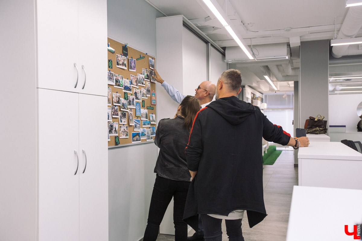 Современный просторный офис - не часто увидишь такой в нашем городе. Однако на смену душным каморкам все же приходят помещения с окнами в пол, где всегда много свободного места и дневного света