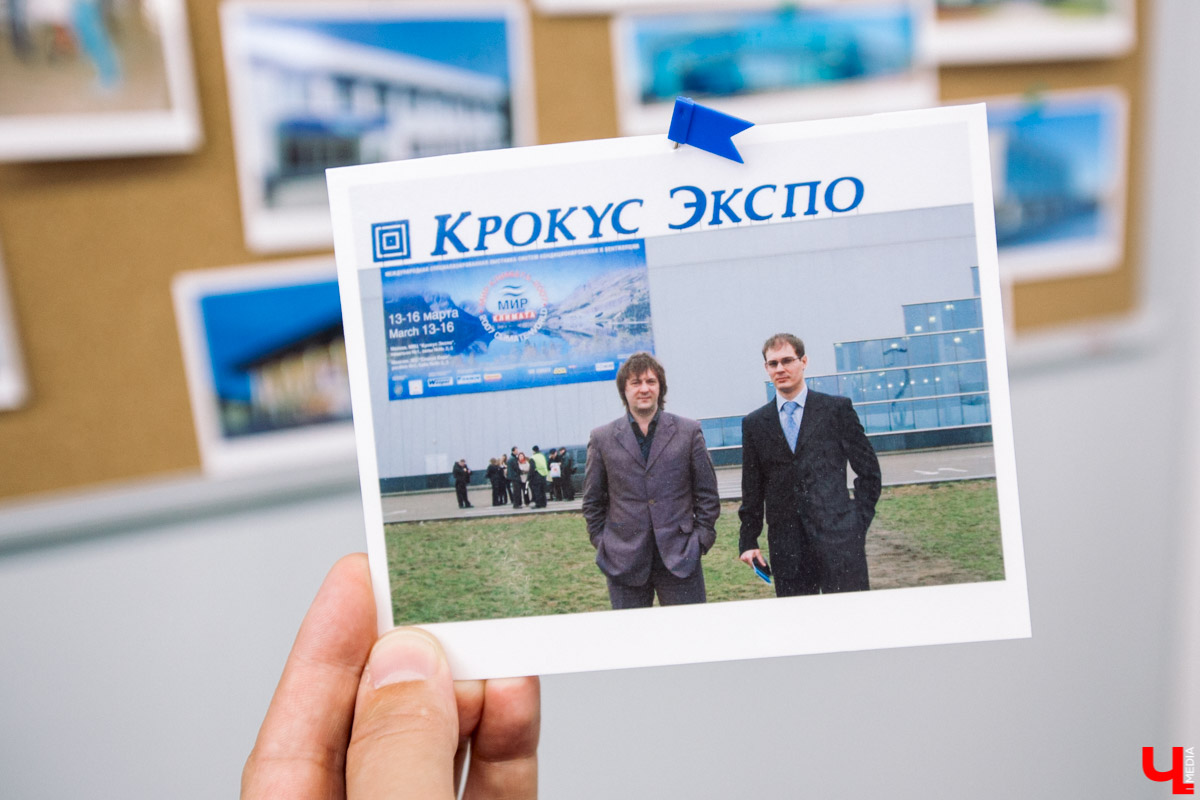 Современный просторный офис - не часто увидишь такой в нашем городе. Однако на смену душным каморкам все же приходят помещения с окнами в пол, где всегда много свободного места и дневного света