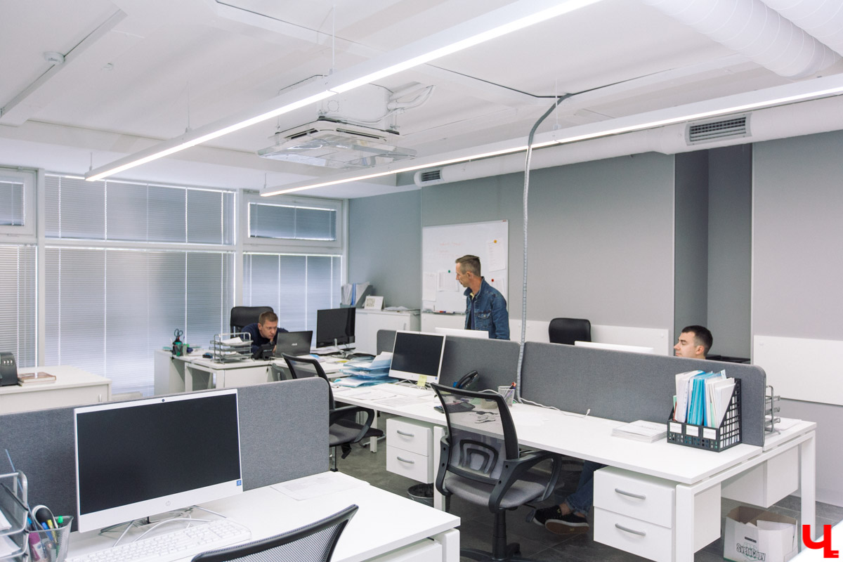 Современный просторный офис - не часто увидишь такой в нашем городе. Однако на смену душным каморкам все же приходят помещения с окнами в пол, где всегда много свободного места и дневного света