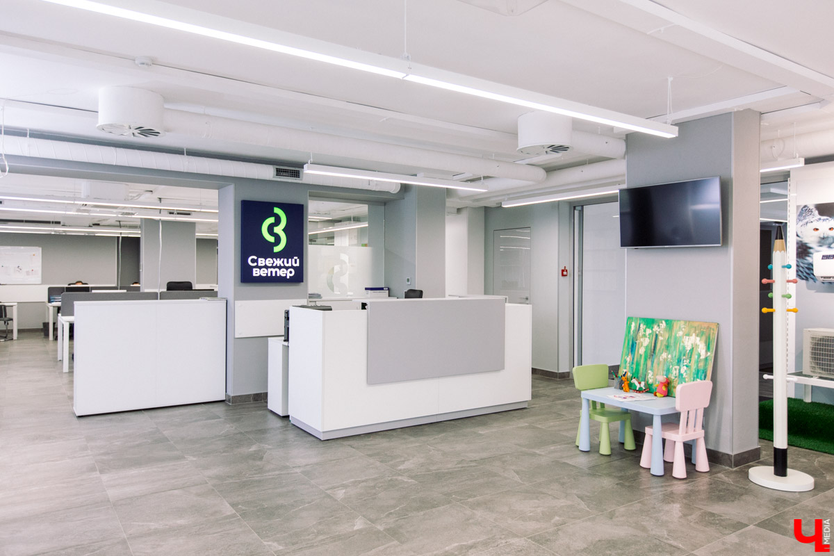 Современный просторный офис - не часто увидишь такой в нашем городе. Однако на смену душным каморкам все же приходят помещения с окнами в пол, где всегда много свободного места и дневного света