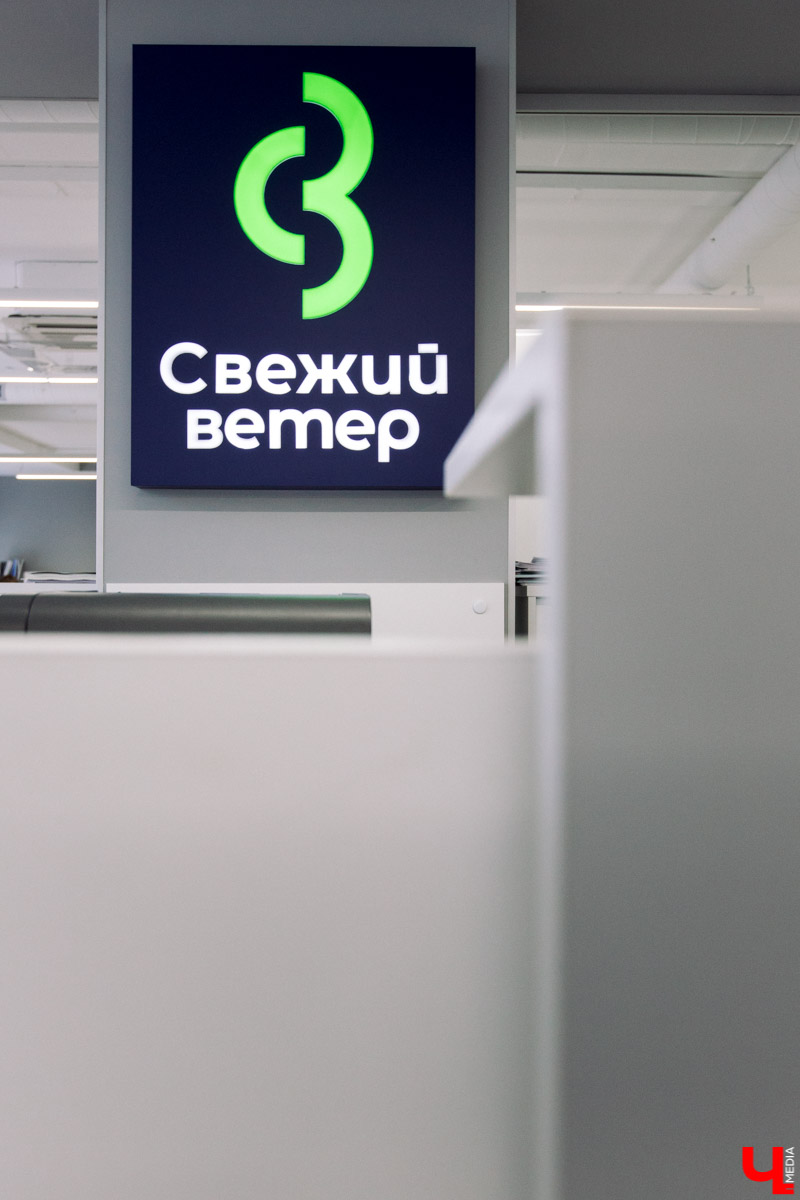 Современный просторный офис - не часто увидишь такой в нашем городе. Однако на смену душным каморкам все же приходят помещения с окнами в пол, где всегда много свободного места и дневного света