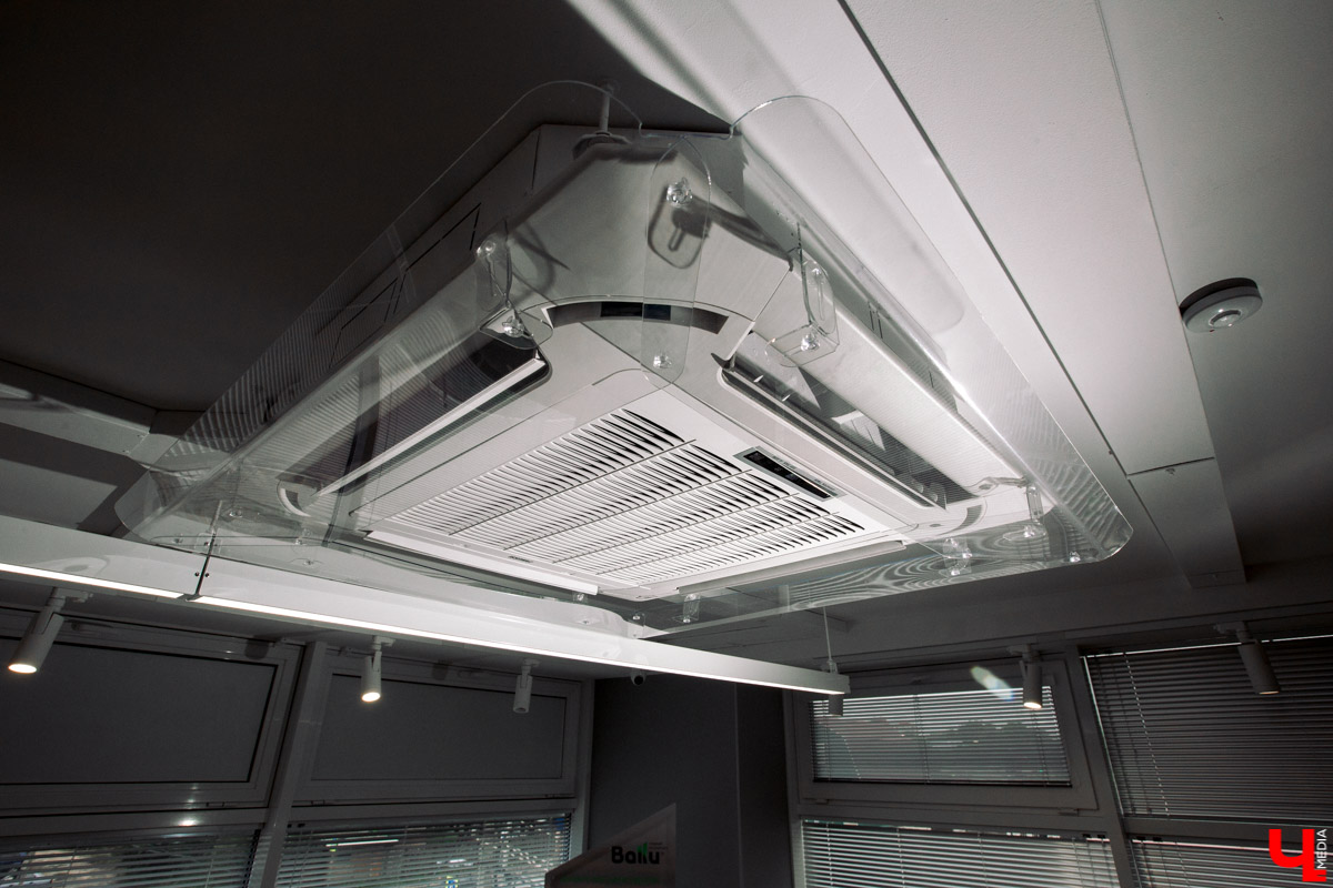 Современный просторный офис - не часто увидишь такой в нашем городе. Однако на смену душным каморкам все же приходят помещения с окнами в пол, где всегда много свободного места и дневного света