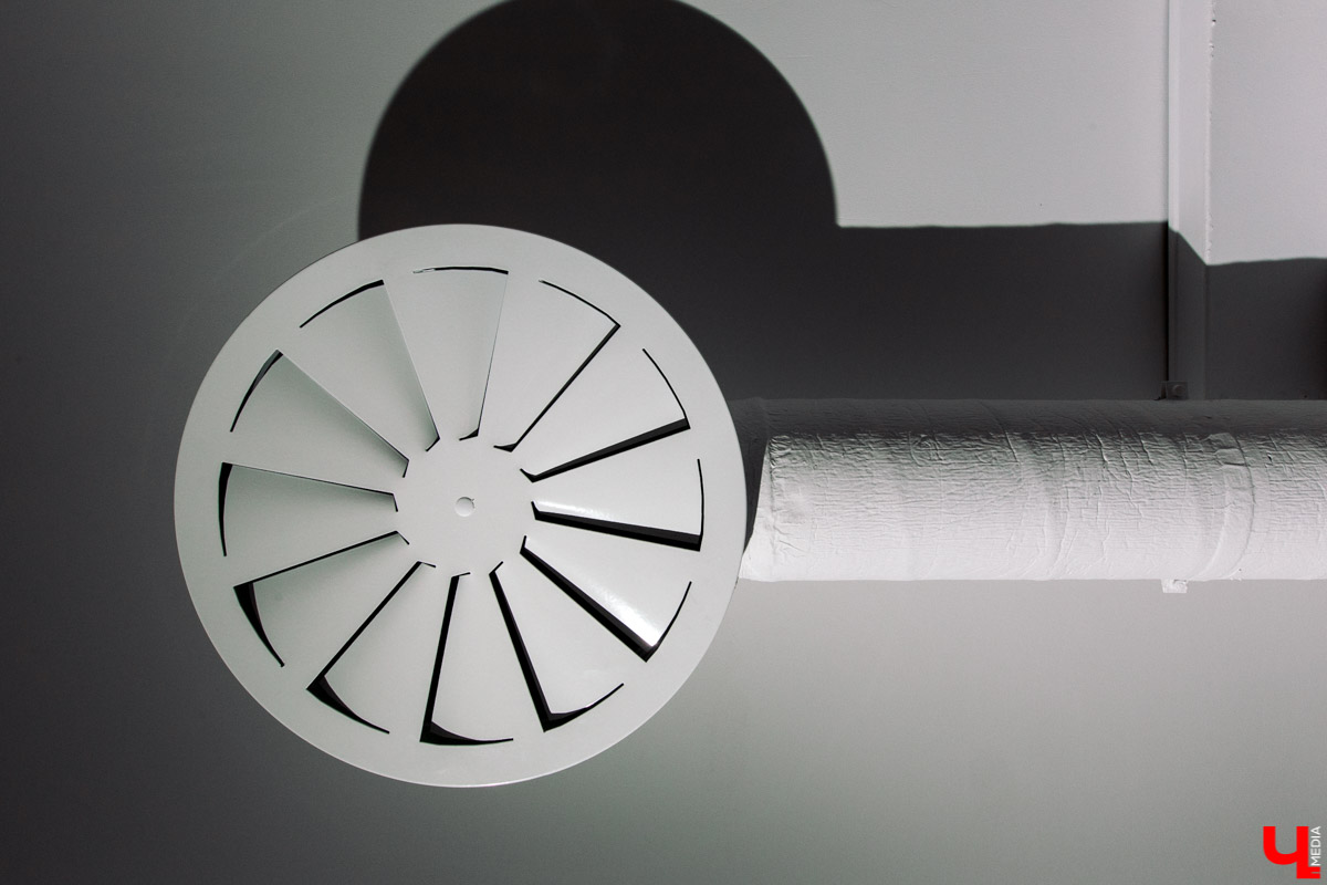 Современный просторный офис - не часто увидишь такой в нашем городе. Однако на смену душным каморкам все же приходят помещения с окнами в пол, где всегда много свободного места и дневного света