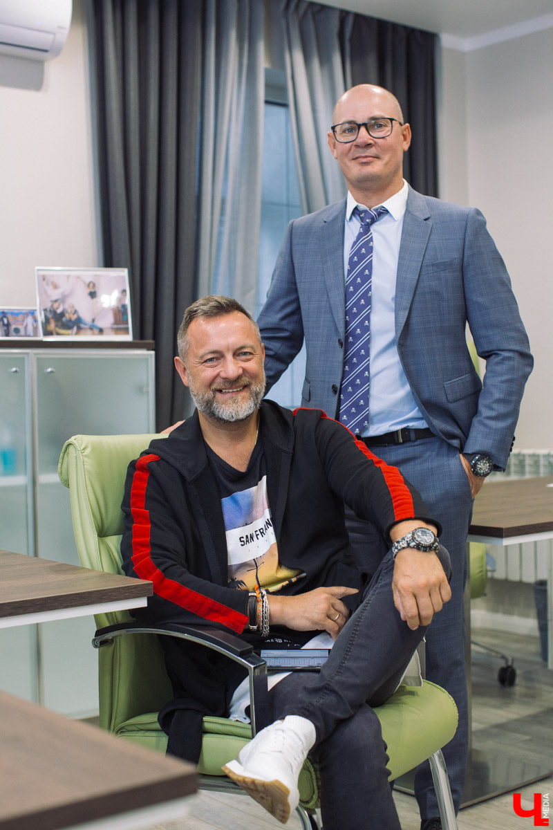 Современный просторный офис - не часто увидишь такой в нашем городе. Однако на смену душным каморкам все же приходят помещения с окнами в пол, где всегда много свободного места и дневного света