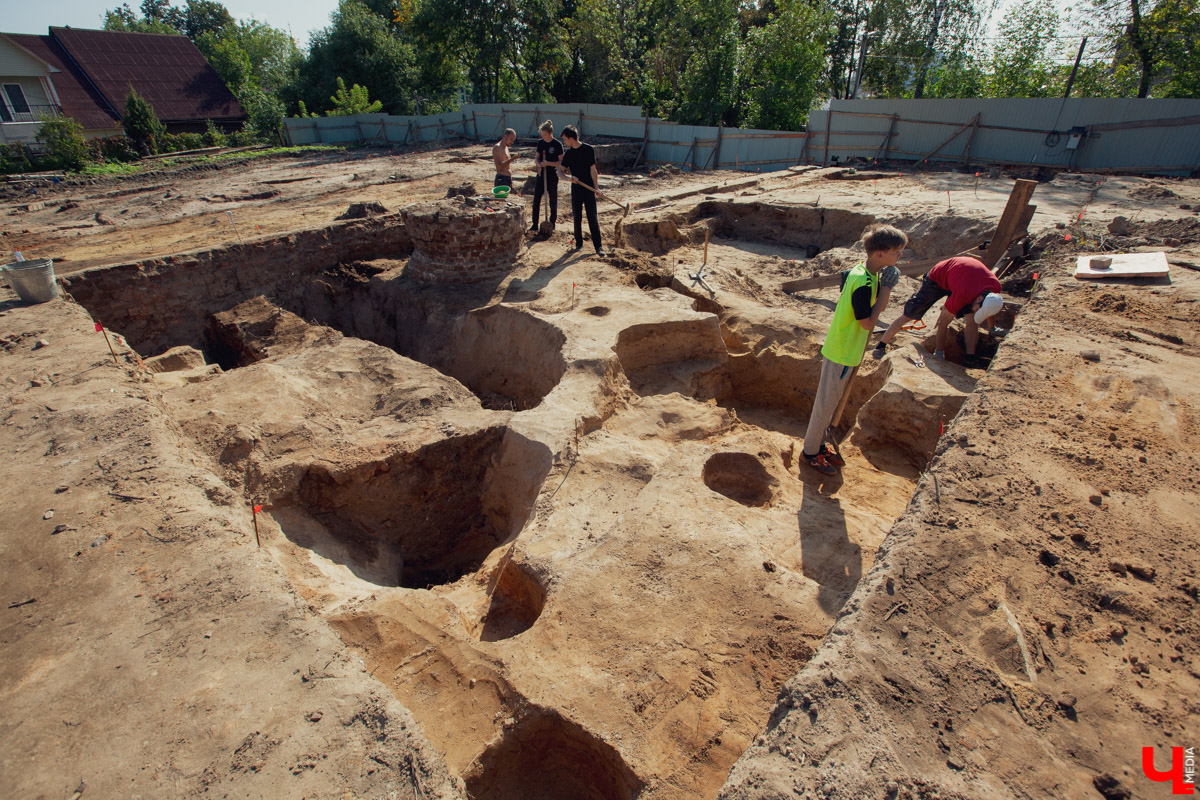 Древние женские украшения, игрушки и ножи 16 века. Специалисты областного центра археологии при ВлГУ обнаружили в центре Владимира фрагменты быта сразу нескольких веков