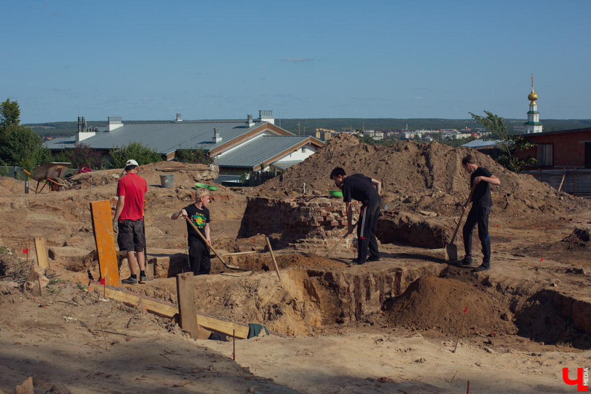 Древние женские украшения, игрушки и ножи 16 века. Специалисты областного центра археологии при ВлГУ обнаружили в центре Владимира фрагменты быта сразу нескольких веков