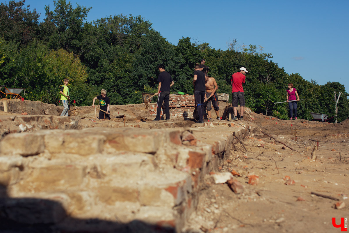 Древние женские украшения, игрушки и ножи 16 века. Специалисты областного центра археологии при ВлГУ обнаружили в центре Владимира фрагменты быта сразу нескольких веков